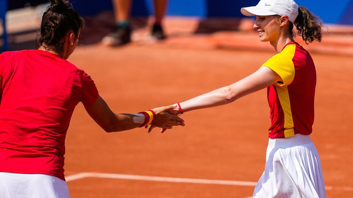 Cristina Bucsa y Sara Sorribes durante un partido en Paris 2024.