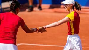 Cristina Bucsa y Sara Sorribes durante un partido en Paris 2024.