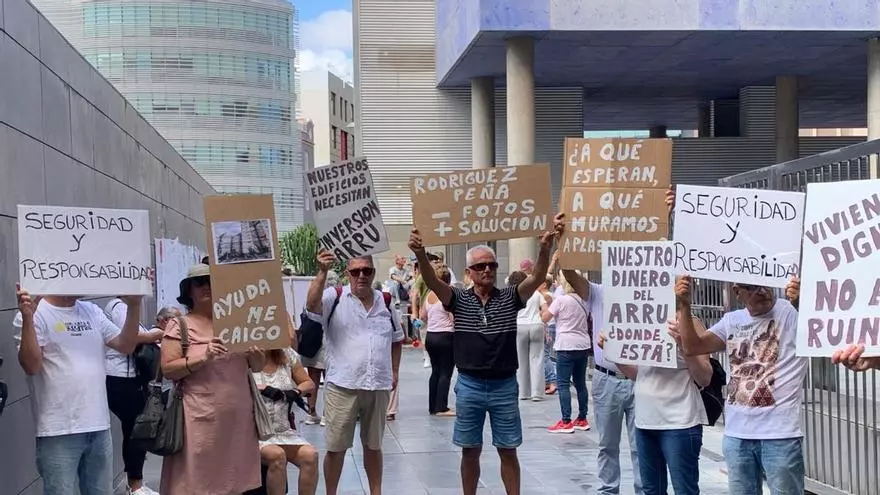 Vecinos de Jinámar se manifiestan para reclamar la rehabilitación de sus viviendas