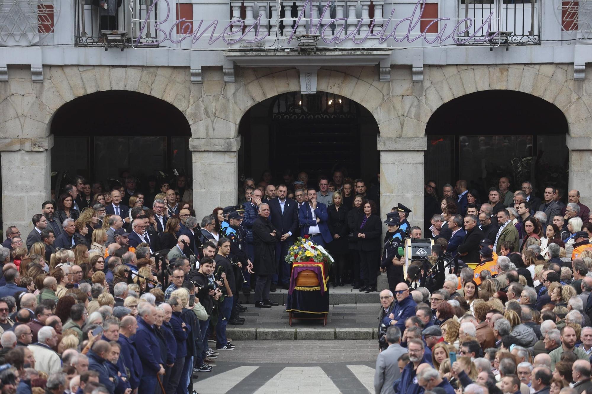 EN IMÁGENES: Mieres se echa a la calle para despedir a su Alcalde, Aníbal Vázquez