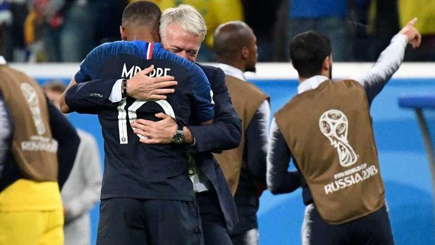 Deschamps se abraza a Mbappe tras la clasificación de Francia para la final del domingo. // C. Simon