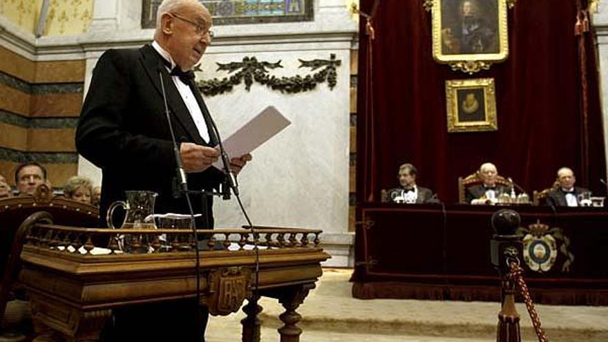 El cineasta y escritor José Luis Borau pronuncia un discurso durante el acto en el que ha ingresado esta tarde en la Real Academia Española