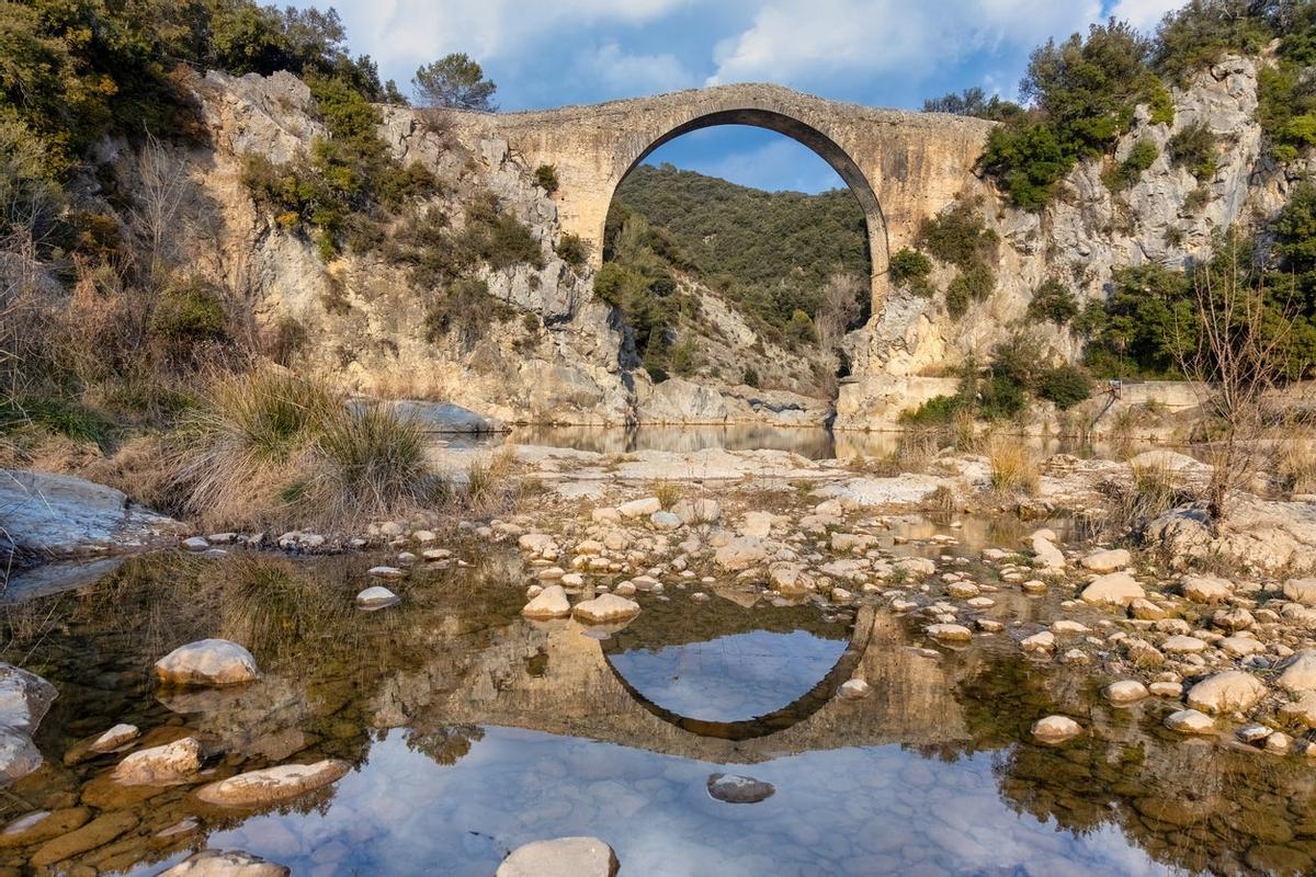 El puente de Llierca nos ofrece una estampa digna de cualquier postal desde sus casi 30 metros de alto, o visto desde el riachuelo que lo atraviesa