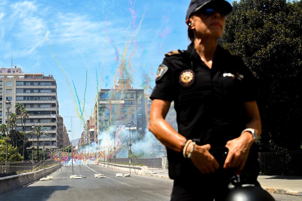 Las mejores imágenes de la mascletà de Pirotécnia La Alpujarreña en el Puente de Altamira de Elche Las mejores imágenes de la mascletà de Pirotécnia La Alpujarreña en el Puente de Altamira de Elche
