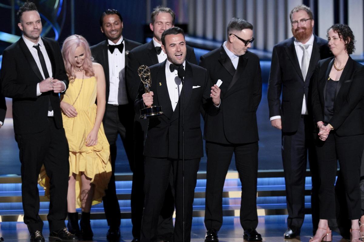 Ben Winston (c) recibe el Emmy por Elton John Live Farewell from Dodger Stadium tras ganar el premio a Mejor Programa Especial de Variedades en Vivo.jpg