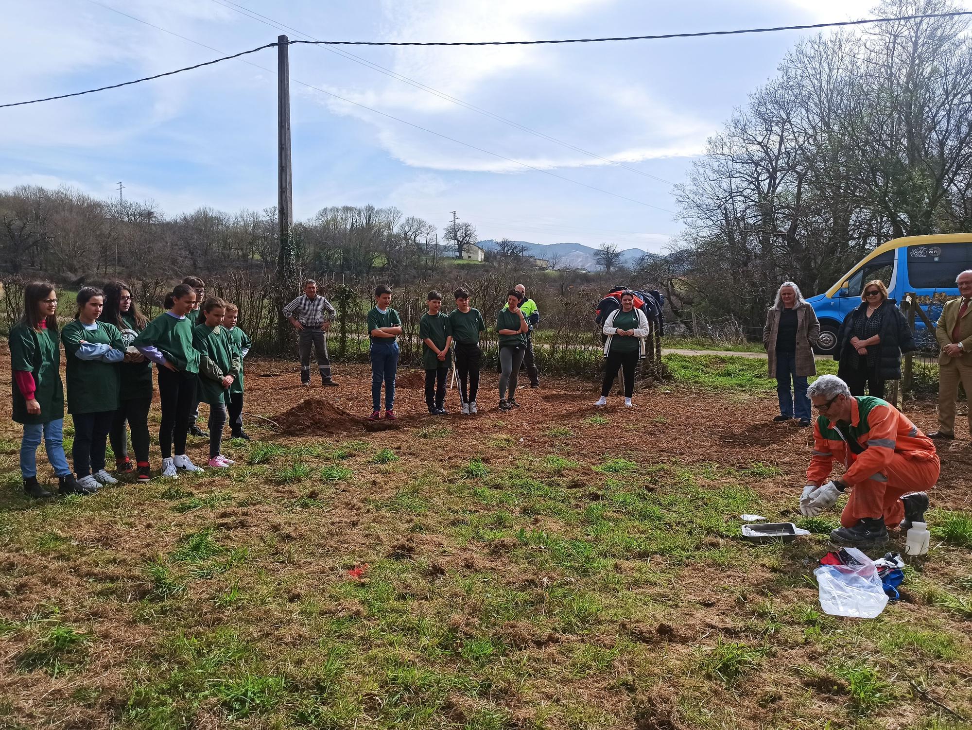 Los escolares de San Cucao ponen freno a la huella de carbono con la plantación de árboles frutales, así fue la jornada ambiental