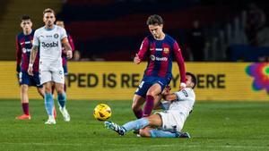 João Felix no puede superar a Eric García durante el Barça-Girona en Montjuïc.