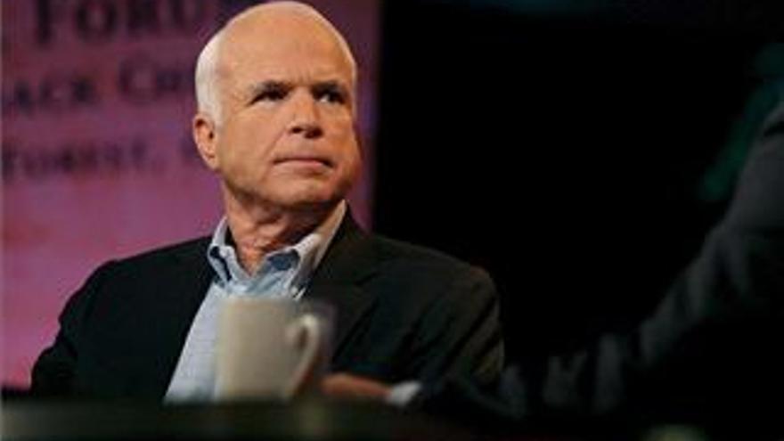 McCain supera por primera vez a Obama en un sondeo