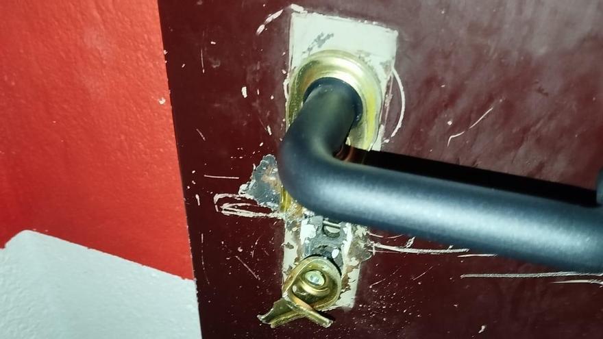 Un dels panys forçats d'un dels trasters de l'edifici de Girona.