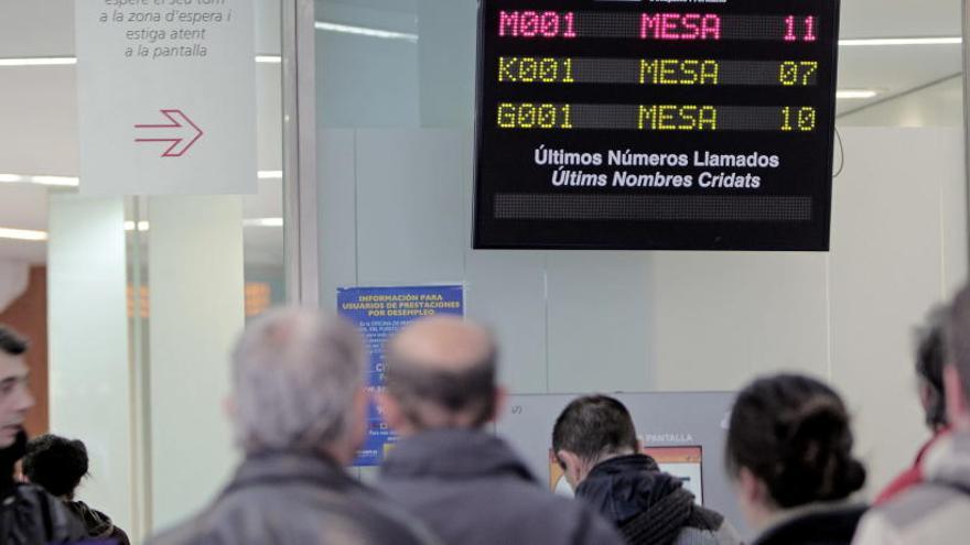 Varias personas en una oficina de empleo.