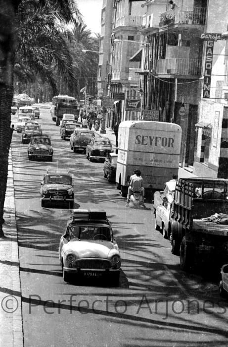 Así era el tráfico en la ciudad de Alicante en los años 60 y 70 en pleno verano