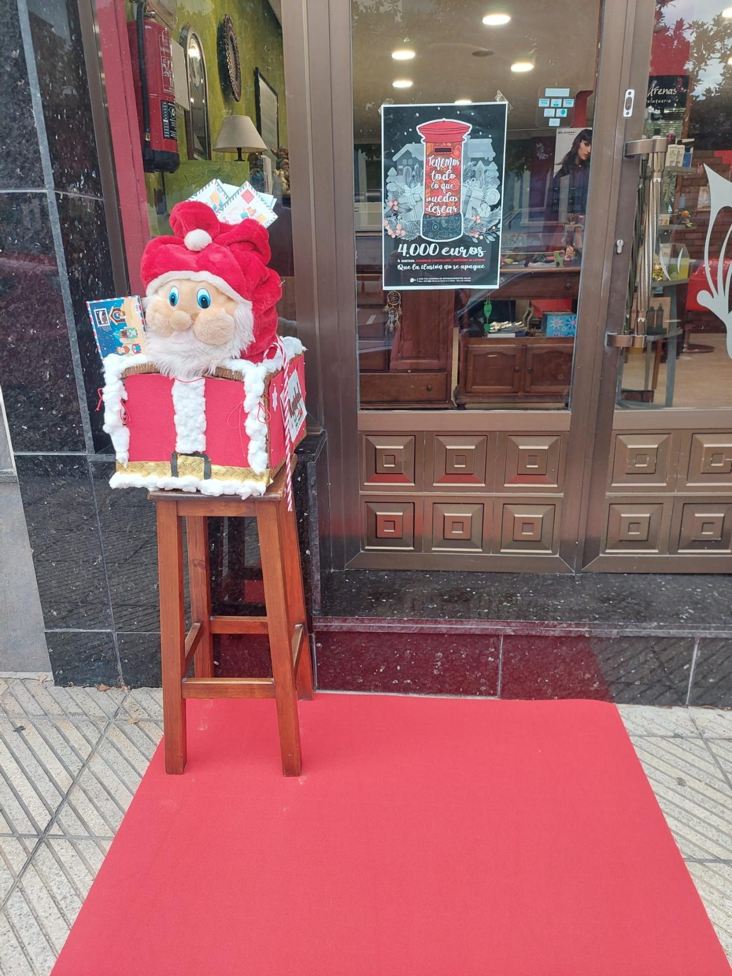 Los comerciantes de Laviana se vuelcan con la Navidad: instalan un centenar de buzones para recibir las cartas de los Reyes Magos y Papá Noel