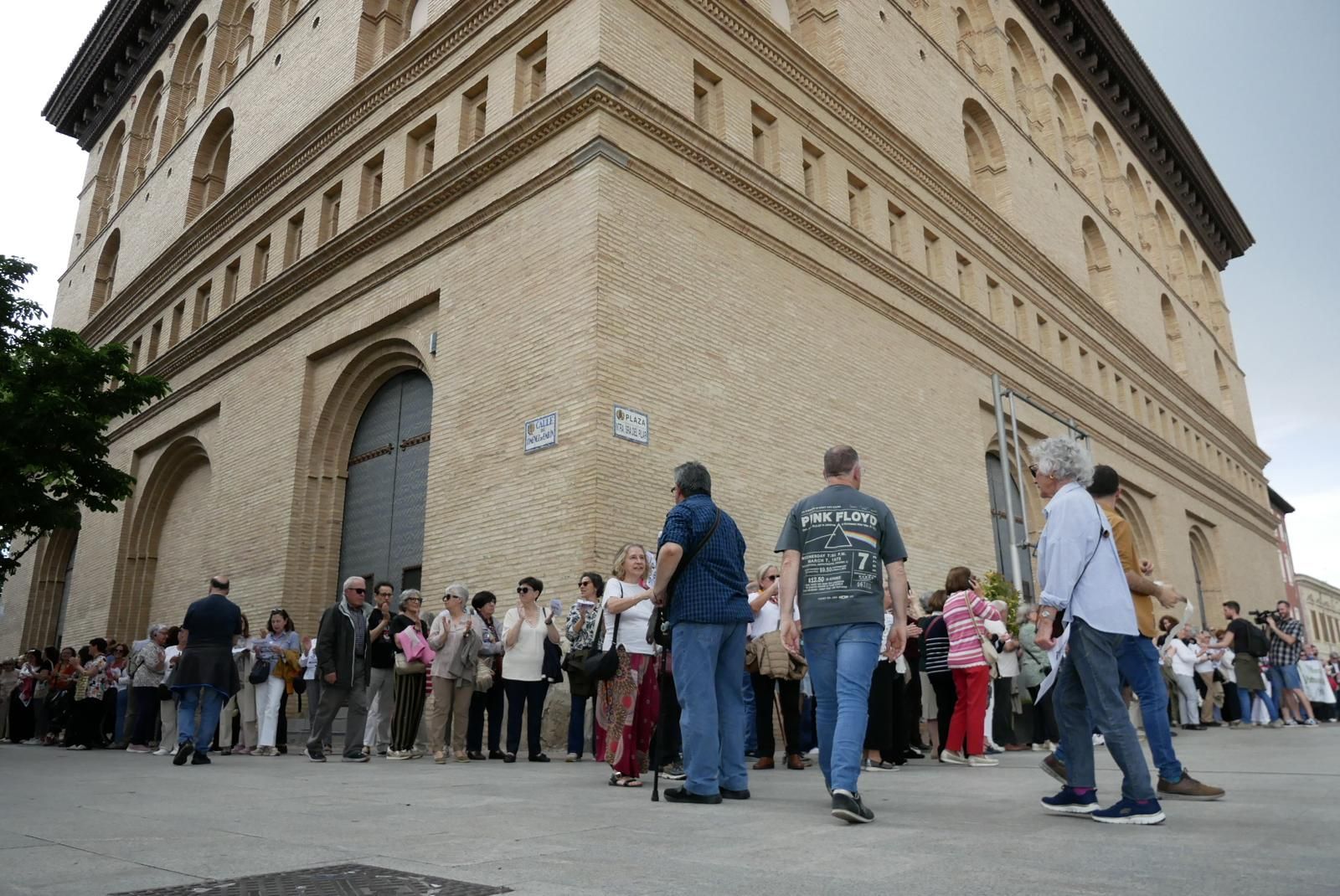 En imágenes | El abrazo a la Lonja de Zaragoza