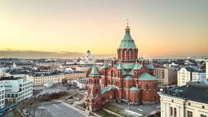 Vista de la Catedral de Helsinki, con sus reconocibles cúpulas verdes.