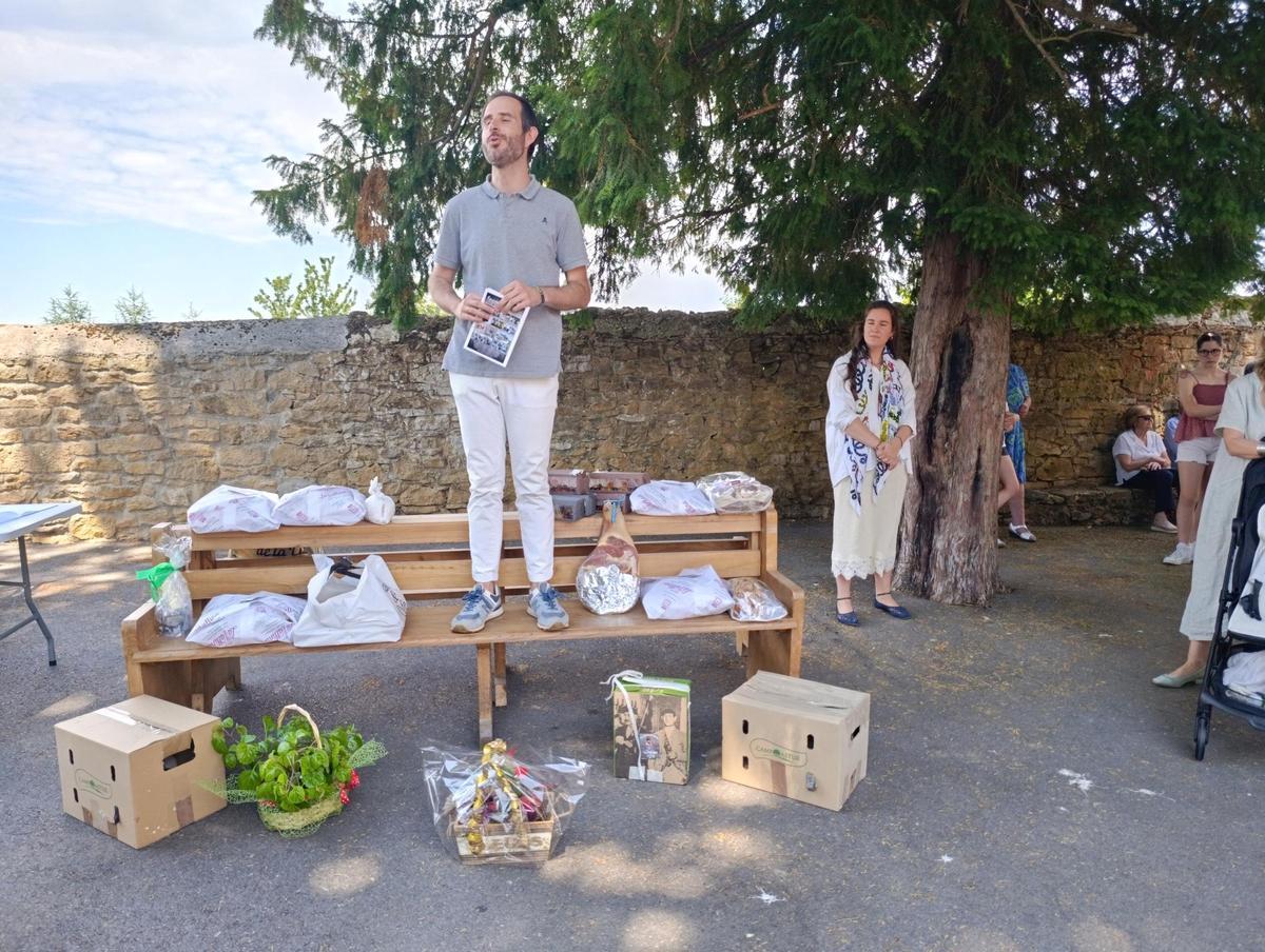 Tiñana, en Siero, recauda 601 euros en su subasta de San Antonio