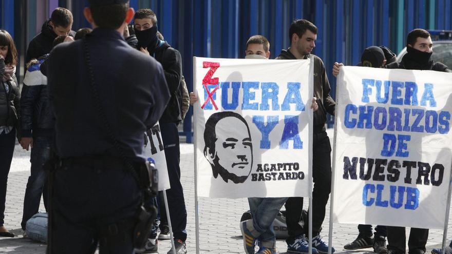 Aficionados del Real Zaragoza, protestando contra Agapito Iglesias a las puertas del complejo.