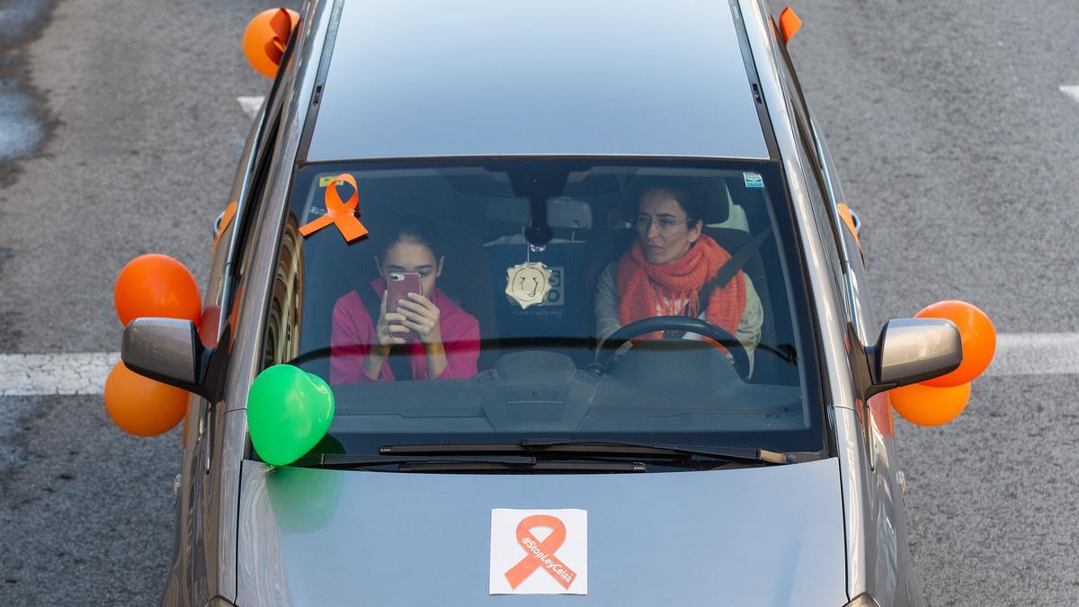 La protesta contra la ley Celaá llena de coches el centro de Alicante