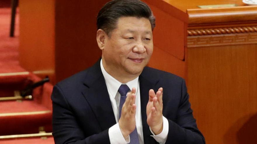 Xi aplaude durante la sesión del Parlamento.