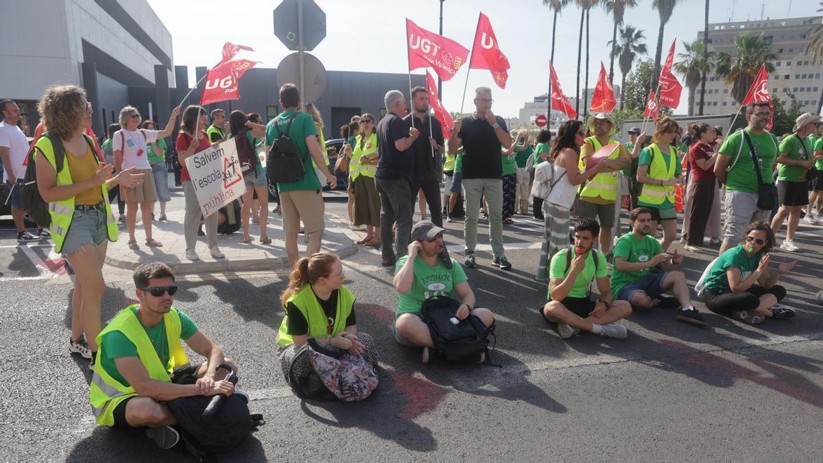 Dos manifestaciones marcan el paso de la cuarta semana de la huelga educativa