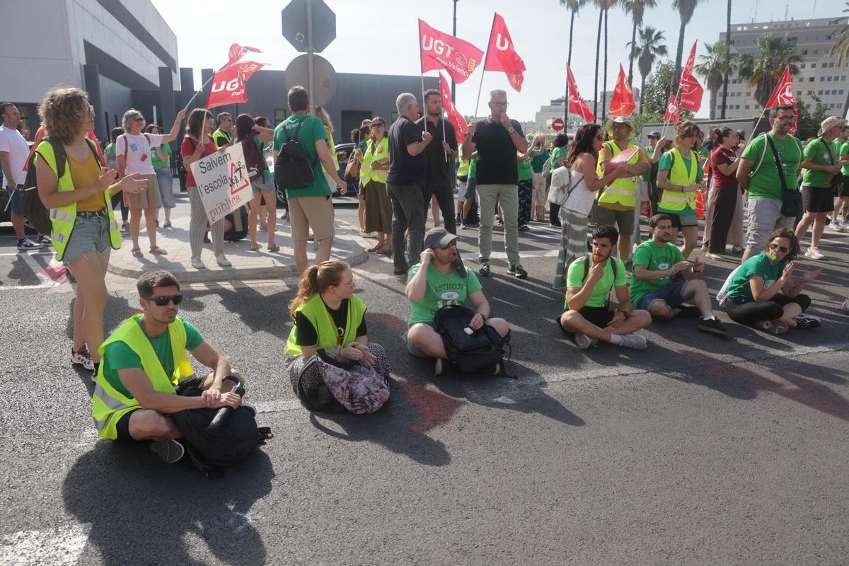 Docentes a las puertas de la Conselleria de Educación este lunes