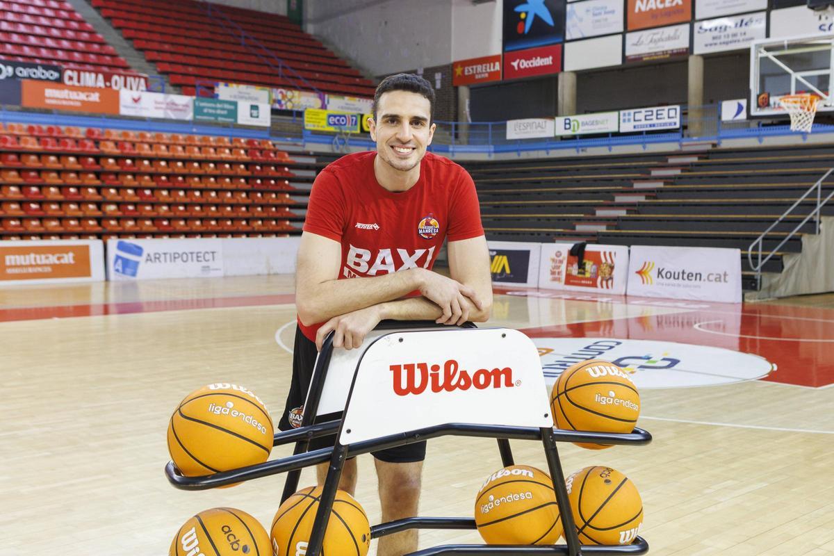 Álex Reyes, amb un carro de pilotes per poder-les llançar a cistella des de llarga distància