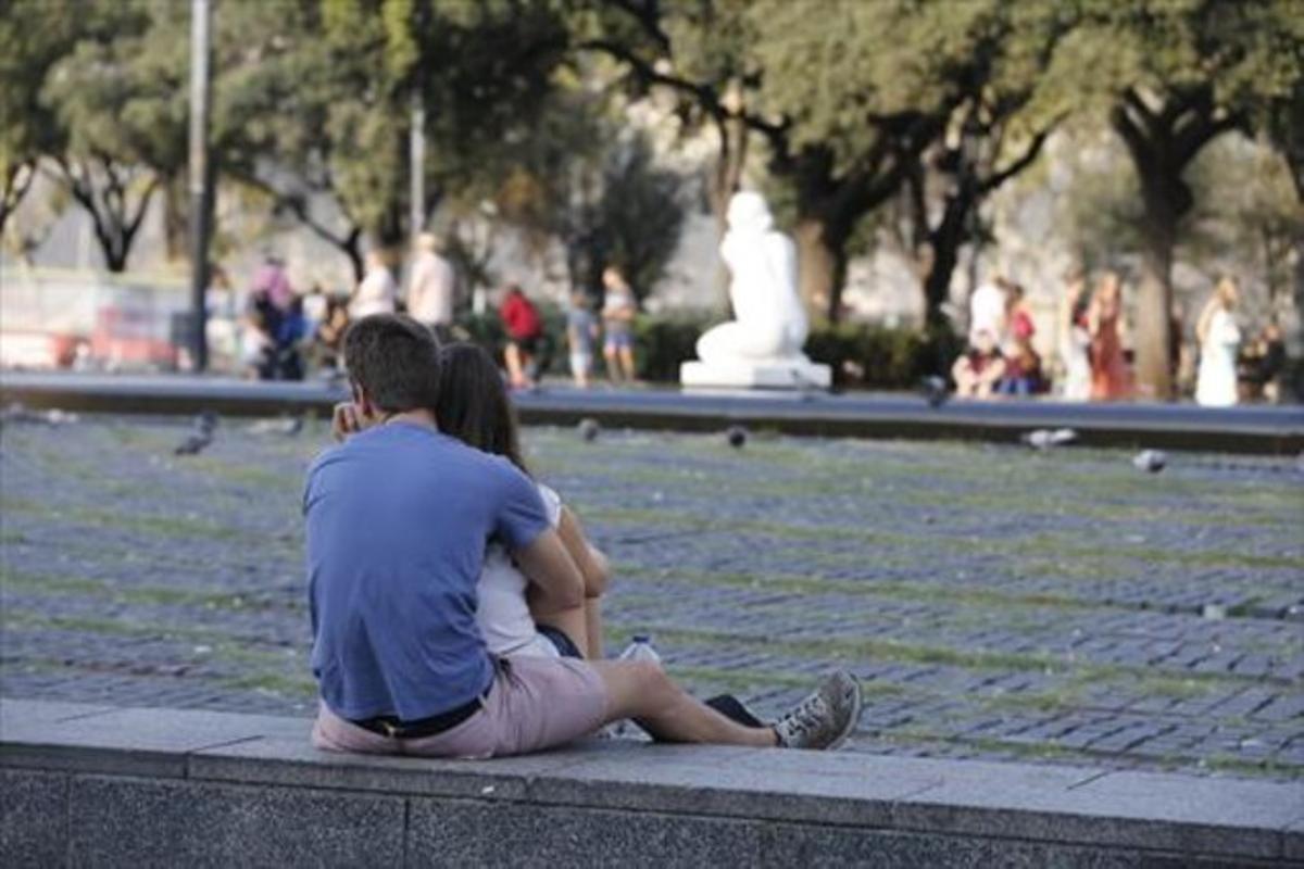 Una pareja, en Barcelona.