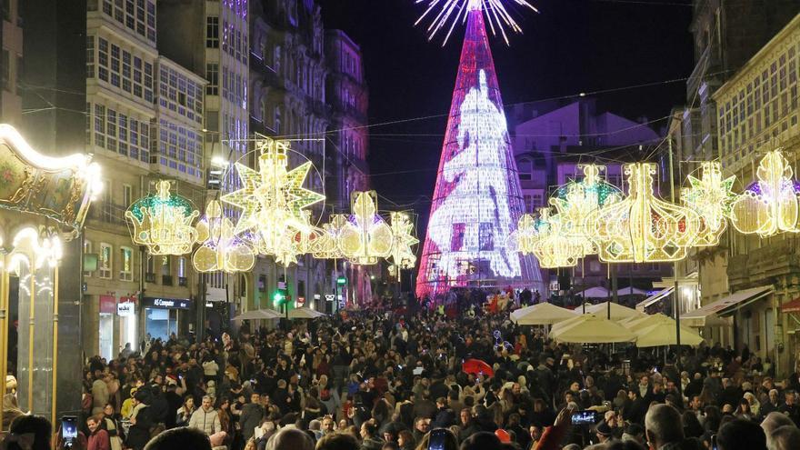 La Porta do Sol de Vigo, 
abarrotada de gente para
ver el árbol de Navidad. | // MARTA G..BREA