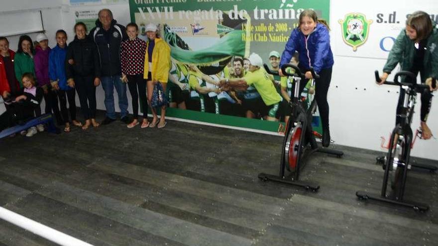 Deportistas de la cantera del club, sobre el nuevo suelo en la ampliación de las instalaciones. // G.N.