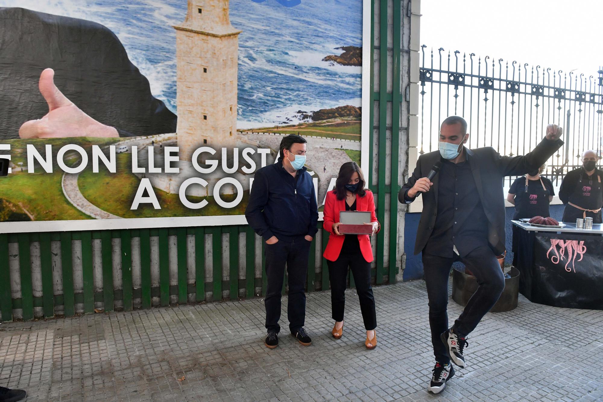 Jorge Ponce inaugura en A Coruña la valla que le convierte en 'el único tonto al que no le gusta A Coruña'