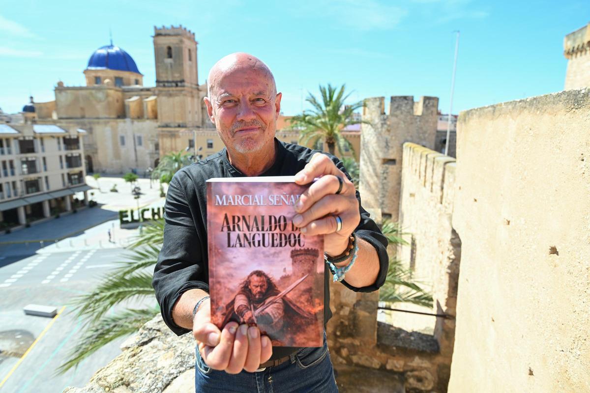 Marcial Señarís con su libro sobre el palacio de Altamira de Elche