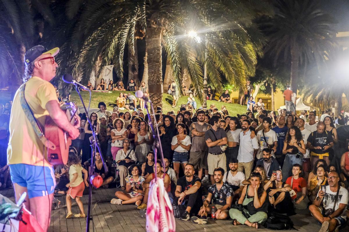 Conciertos en el segundo día de la acampada por la vivienda en la Plaza de La Feria, en Las Palmas de Gran Canaria