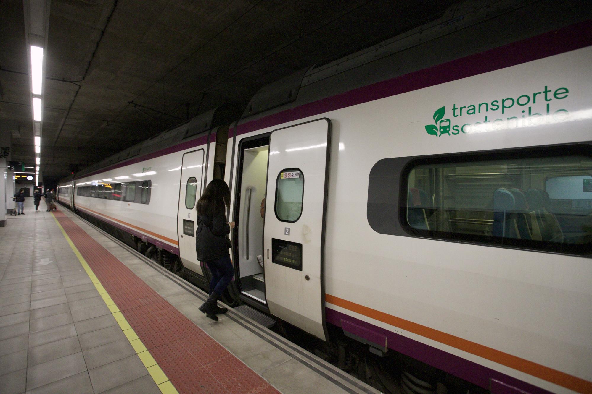 Así ha sido el primer día del AVE Murcia-Madrid y de Cercanías Avant en la estación del Carmen