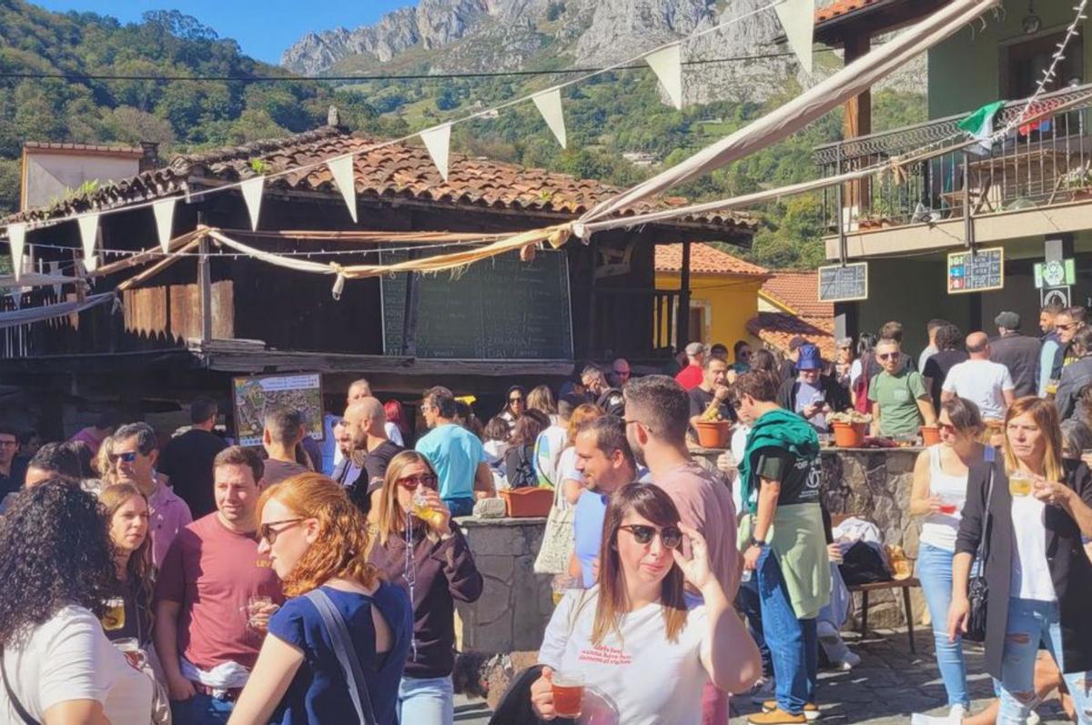 Ambiente del Seronda Fest celebrado el sábado en Lugar de Arriba, en La Foz de Morcín, con el Monsacro de fondo. | FERNANDO DELGADO