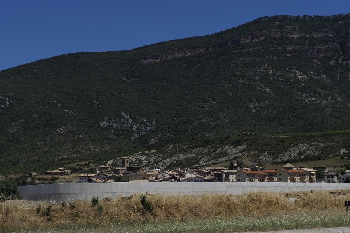 Muro contra el agua de Yesa en Sigüés.