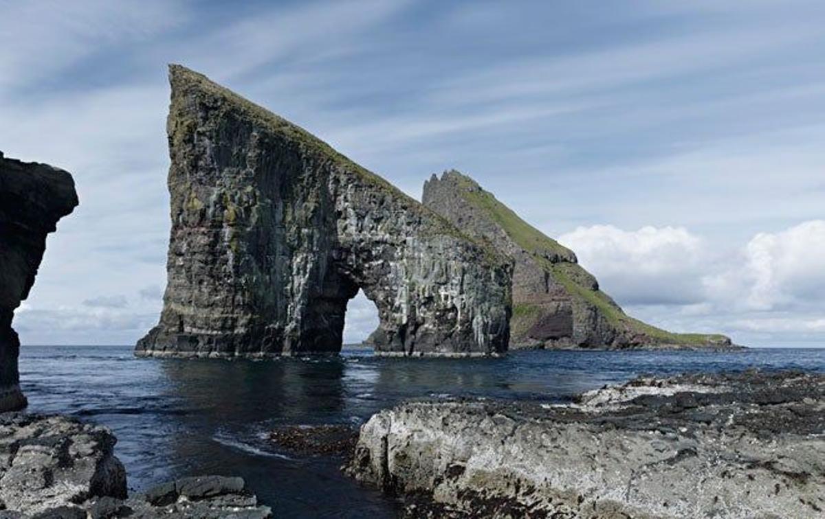 Peñones de piedra conocidos como Drangarnir,  entre el islote de Tindhólmur y la isla de Vágar (Islas Feroe)