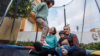 Carlos González, pediatra: “Nuestra responsabilidad como padres es decirle a nuestros hijos qué cosas pueden hacer y qué cosas no”