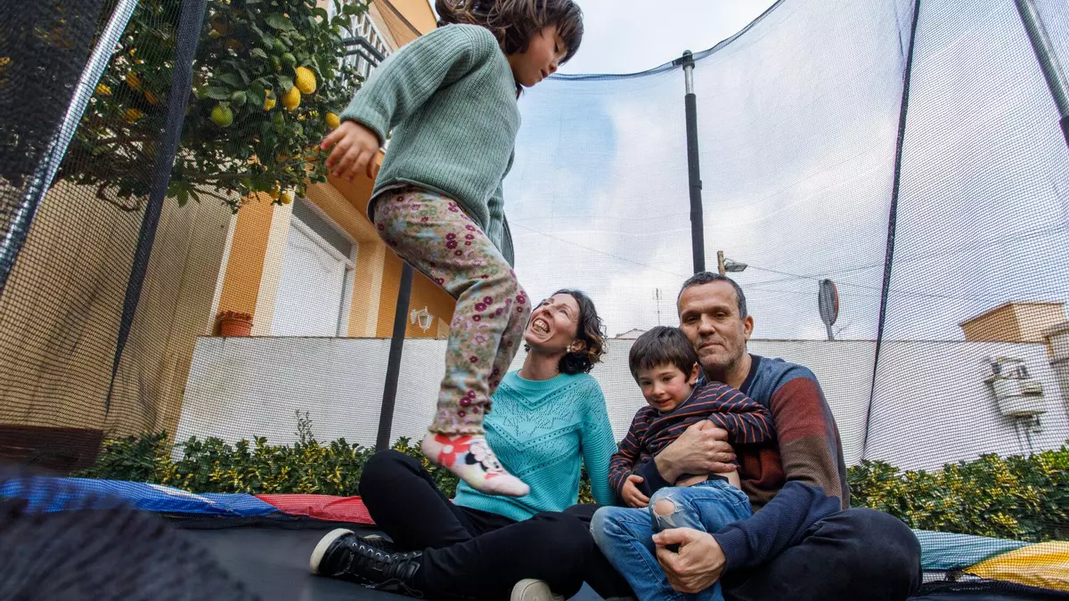 Carlos González, pediatra: “Nuestra responsabilidad como padres es decirle a nuestros hijos qué cosas pueden hacer y qué cosas no”