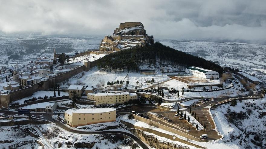 Nieve en uno de los pueblos más bonitos de España: Así se ve Morella teñida de blanco desde el aire