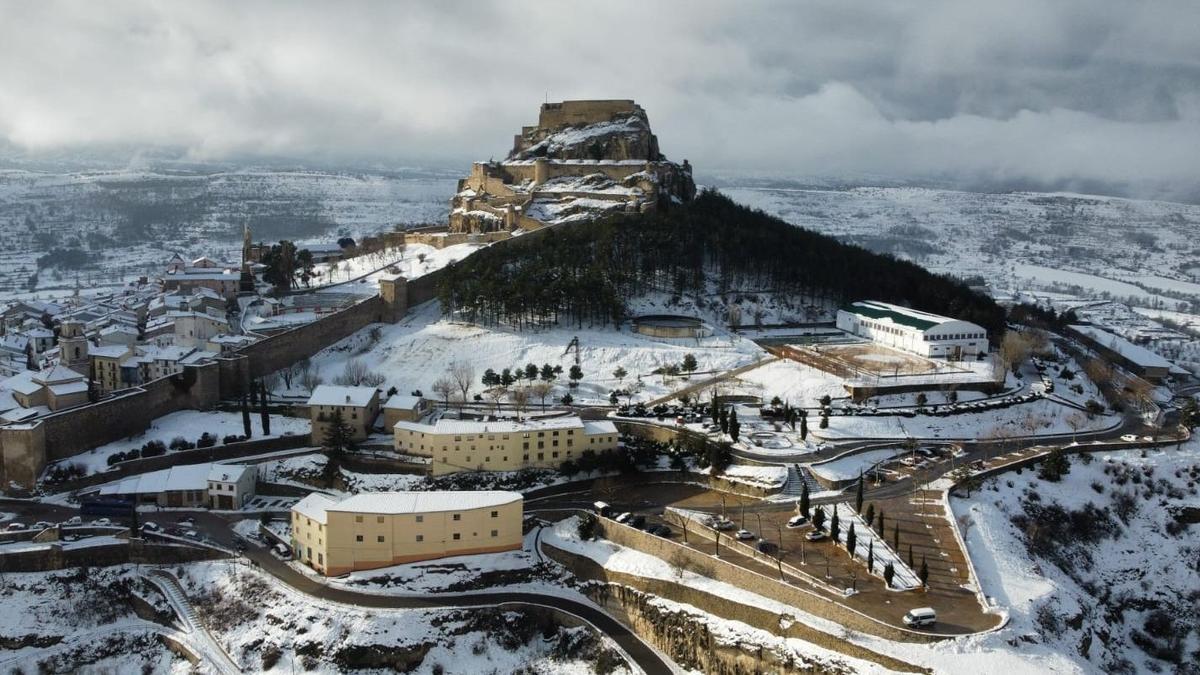 Vídeo de Morella cubierta de nieve a vista de dron