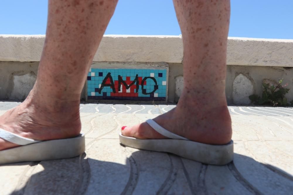 Daños en tres de los mosaicos de Invader en Málaga.