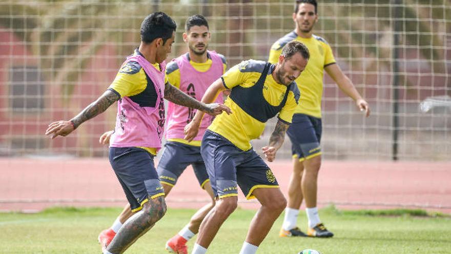 Araujo y Javi Castellano disputan un balón ayer en El Hornillo.