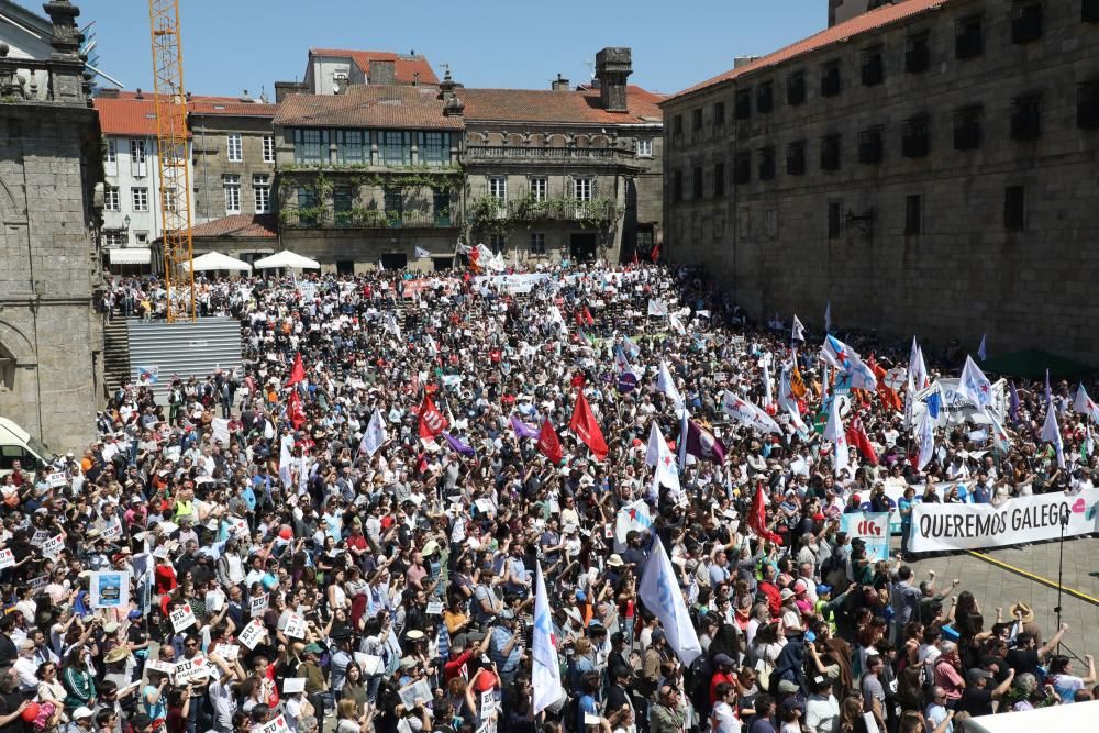 Milleiros de persoas reivindican o galego // X. Álvarez