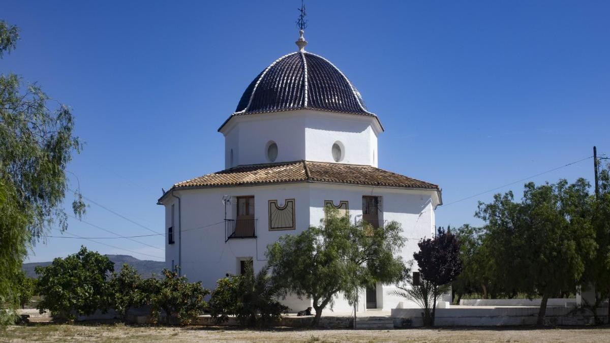 Ermita Sant Bernat, singular por su planta heptagonal.