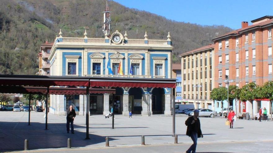 Los sindicatos denuncian que el Ayuntamiento de Laviana lleva sin convenio colectivo desde diciembre de 2011