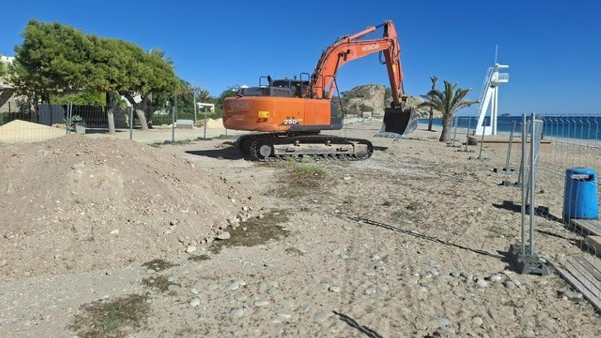 Las obras de regeneración de la playa de El Paraíso de La Vila ya están en marcha.