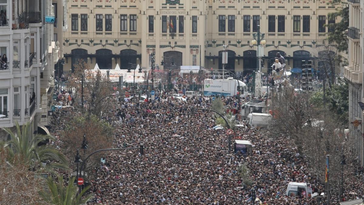 Público en la mascletà de la plaza del Ayuntamiento