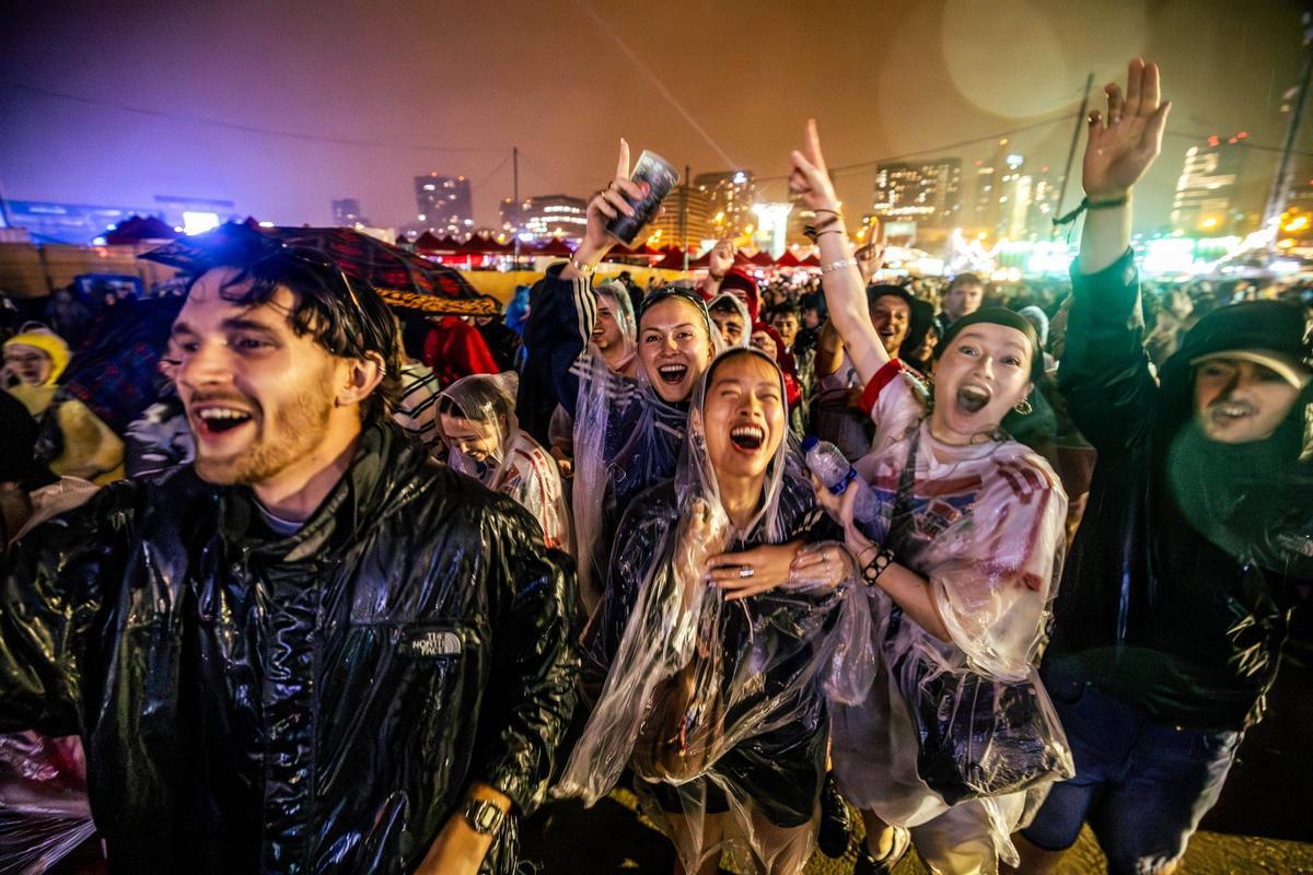 La lluvia suspende temporalmente algunos conciertos el primer día del Primavera Sound. La lluvia suspende temporalmente algunos conciertos el primer día del Primavera Sound.