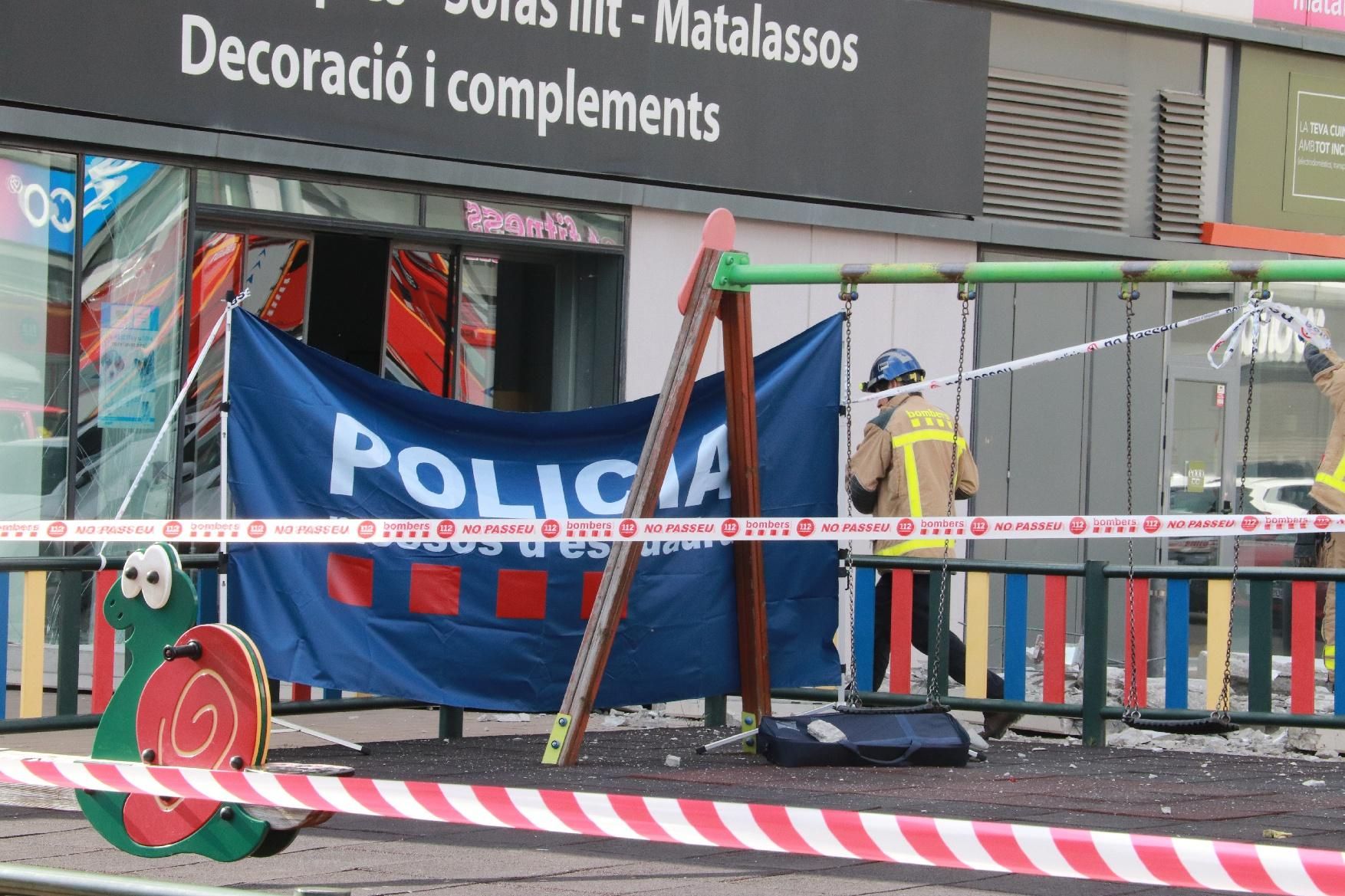 Accident mortal al centre comercial Via Sabadell en desprendre's un bloc de formigó