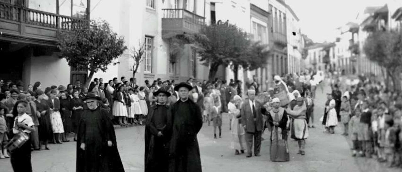 Cabalgata de Reyes Magos, con presencia del clero en 1955.