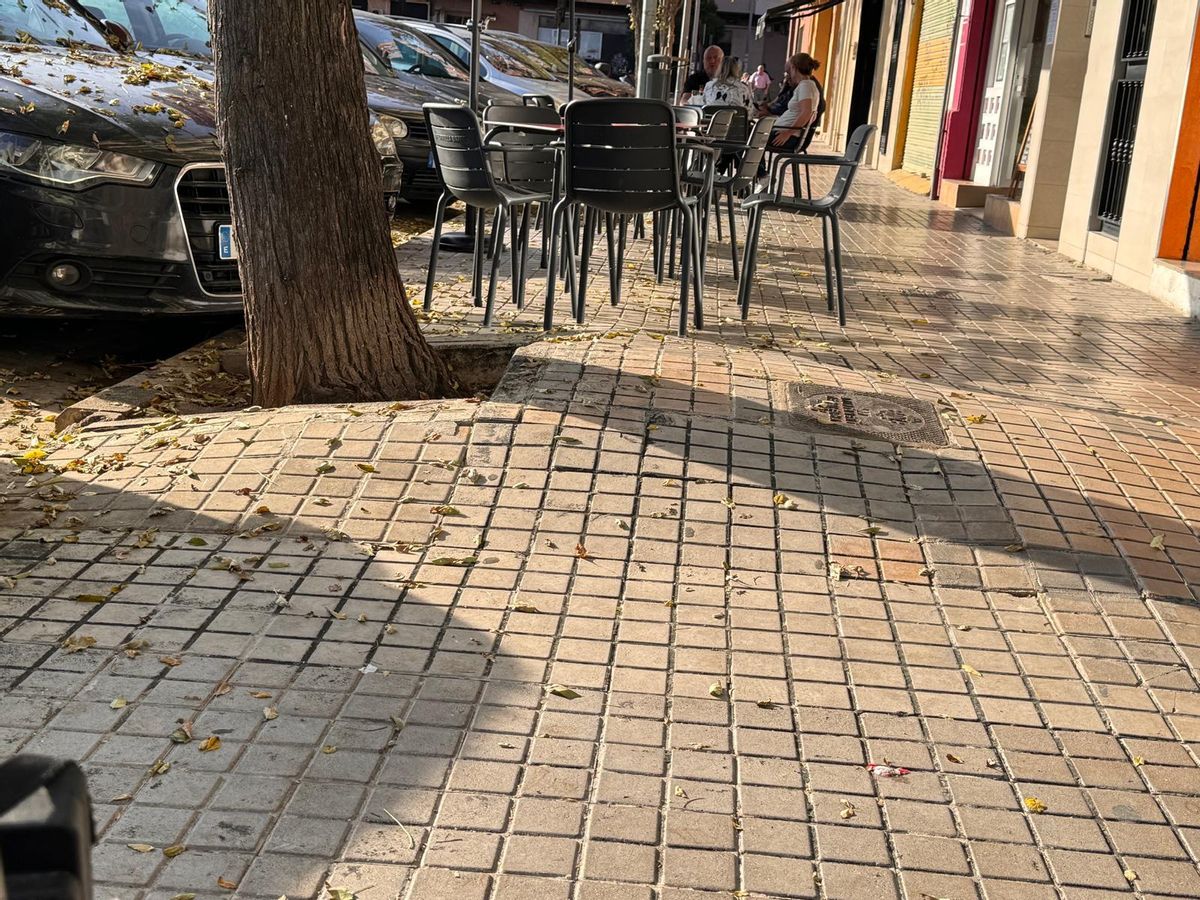 Acera levantada y en rampa en la calle Pintor Ferrer Calatayud